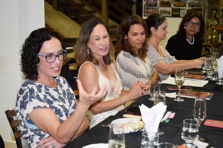 Livro Becos da Memória, de Conceição Evaristo, marca o encerramento do 1º ciclo do Clube de Leitura da Amagis Mulheres