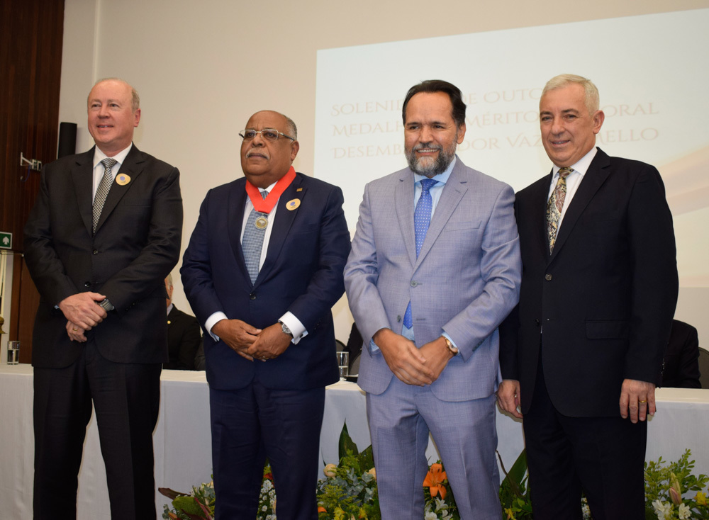 TRE-MG homenageia ministro Benedito Gonçalves com a Medalha Vaz de Mello