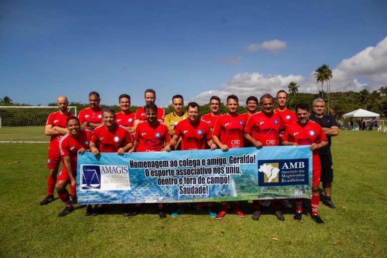 Time de futebol da Amagis conquista 3ª lugar no campeonato da AMB e homenageia o juiz Geraldo Antônio de Freitas