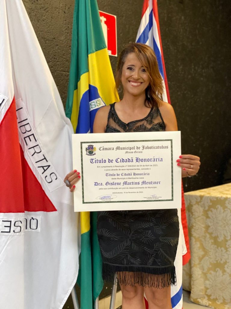 Câmara Municipal de Jaboticatubas homenageia juíza Gislene Meutzner