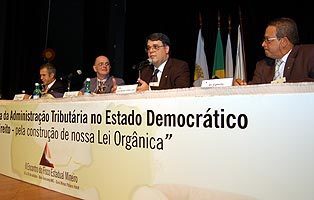Amagis debate lei orgânica com servidores do Estado