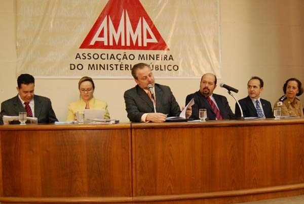 Cartilha orienta pais sobre uso seguro da internet